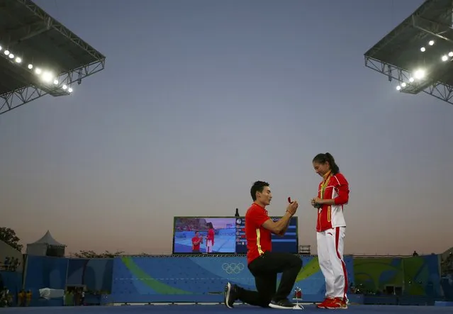He Zi of China recieves a marriage proposal from Olympic diver Qin Kai of China after the medal ceremony for the 3m springboard at the Rio Olympics August 14, 2016. She accepted Qin's proposal. (Photo by Michael Dalder/Reuters)