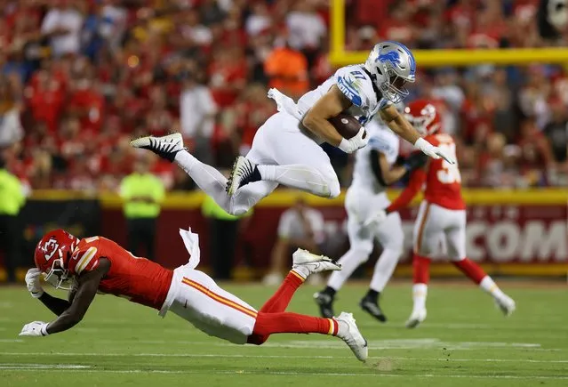 Sam LaPorta #87 of the Detroit Lions completes a reception as Joshua Williams #2 of the Kansas City Chiefs defends in the third quarter at GEHA Field at Arrowhead Stadium on September 07, 2023 in Kansas City, Missouri. (Photo by Jamie Squire/Getty Images)
