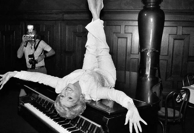 In this September 8, 1982, file photo, actress Debbie Reynolds poses on a grand piano at a New York restaurant, as she promotes the revival of the hit musical “The Unsinkable Molly Brown”. Reynolds, star of the 1952 classic “Singin' in the Rain” died Wednesday, Dec. 28, 2016, according to her son Todd Fisher. She was 84. (Photo by Marty Lederhandler/AP Photo)