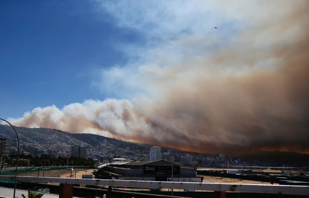 Huge Wildfire Burns Homes in Chile's Valparaiso