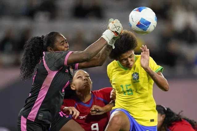 Brazil's Yaya, right, tries to head the ball as Panama goalkeeper Yenish Bailey, left, punches it during the second half of a CONCACAF Gold Cup women's soccer tournament match, Tuesday, February 27, 2024, in San Diego. (Photo by Gregory Bull/AP Photo)