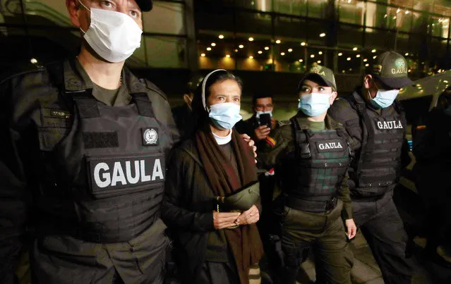 Colombian nun Gloria Cecilia Narvaez is escorted by Colombian police officers upon her arrival at El Dorado international airport in Bogota, on November 16, 2021. Narvaez was kidnapped in February, 2017 by Mali jihadists and liberated past October. (Photo by Daniel Munoz/AFP Photo)