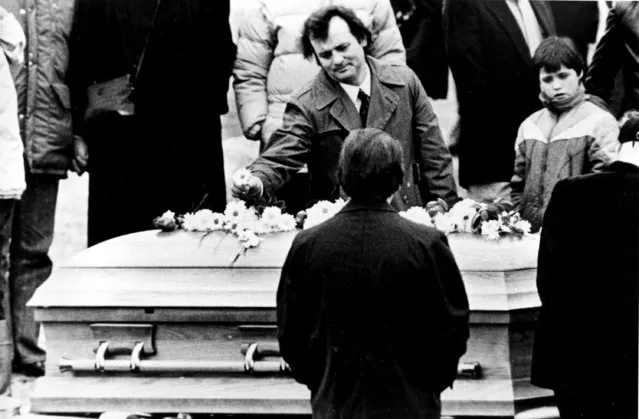 Actor Bill Murray places a flower on the coffin of actor John Belushi at Abel's Hill Cemetery in Chilmark on Martha's Vineyard, Ma., Tuesday, March 9, 1982.  Belushi, 33, died last Friday in Los Angeles. (Photo by Paul Benoit/AP Photo)