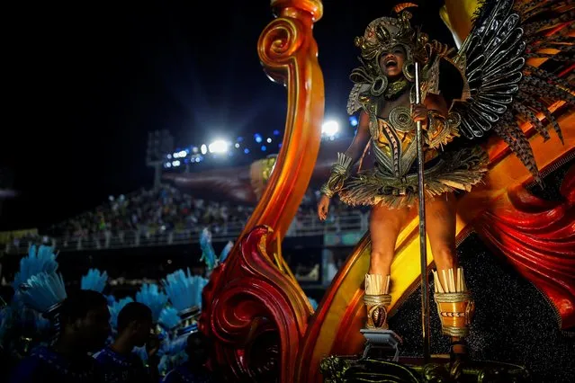 A reveller from Beija-Flor samba school performs during the first night of the Carnival parade at the Sambadrome in Rio de Janeiro, Brazil, April 23, 2022. (Photo by Amanda Perobelli/Reuters)