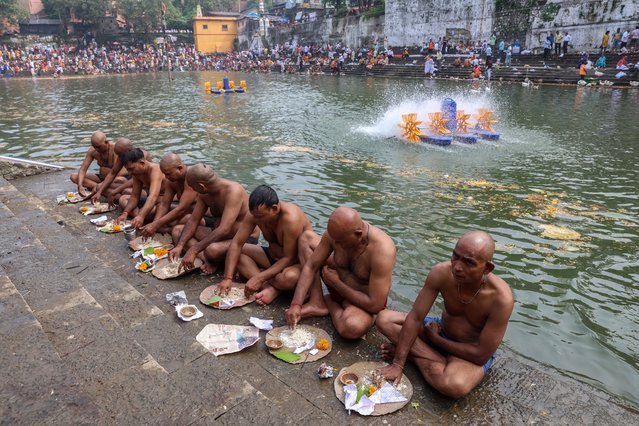 Hindu devotees perform the 'Tarpan' ritual during Mahalaya prayers, also known as Pitru Paksha, at the Banganga water tank, in Mumbai, India, 02 October 2024. Mahalaya is observed seven days before the Hindu festival Durga Puja, with devotees offering prayers to pay obeisance to their deceased forefathers. (Photo by Divyakant Solanki/EPA/EFE)