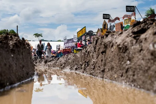 Festival goers cope with muddy conditions on day 2 of the Glastonbury Festival at Worthy Farm, Pilton on June 25, 2016 in Glastonbury, England. (Photo by Ian Gavan/Getty Images)