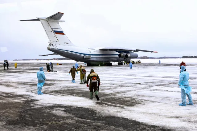 A group of medical personnel stands ready to control 80 people, accompanied by medical specialists, carried by a Russian military plane at an airport outside Tyumen, Russia, Wednesday, February 5, 2020. Russia has evacuated 144 people – Russians and nationals of Belarus, Ukraine and Armenia – from the epicenter of the coronavirus outbreak in Wuhan, China, on Wednesday. All evacuees will be quarantined for two weeks in a sanatorium in the Tyumen region in western Siberia, government officials said. (Photo by Maxim Slutsky/AP Photo)