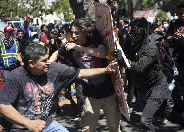 Demonstrators clash during a free speech rally Sunday, August 27, 2017, in Berkeley, Calif. Several thousand people converged in Berkeley Sunday for a “Rally Against Hate” in response to a planned right-wing protest that raised concerns of violence and triggered a massive police presence. Several people were arrested for violating rules against covering their faces or carrying items banned by authorities. (Photo by Josh Edelson/AP Photo)