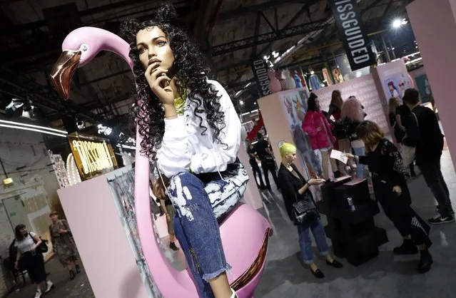 A mannequin is placed on a flamingo in one of the stands of the trade and fashion show “Bread and Butter”, in Berlin, Germany, 02 September 2017. The lifestyle event, owned by online fashion retailer Zalando, includes international brands presenting their latest collections, interactive shows and everyday clothing stands. “Bread and Butter” is open for the general public and takes places from the 01 to 03 of September 2017. (Photo by Felipe Trueba/EPA/EFE)