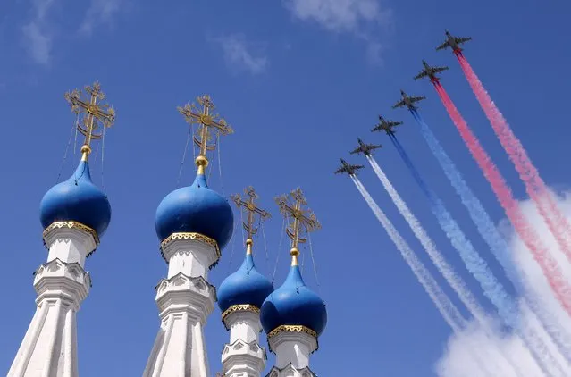 Russian Su-25 jet aircraft release smoke in the colours of the Russian state flag during a rehearsal for the flypast, which is part of a military parade marking the anniversary of the victory over Nazi Germany in World War Two, in Moscow, Russia on May 4, 2022. (Photo by Maxim Shemetov/Reuters)