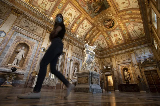 A woman wearing a mask to prevent the spread of COVID-19 passes near the sculpture “Il Ratto di Proserpina” (the abduction of Proserpina), graven by Gian Lorenzo Bernini in 1621, at the Galleria Borghese art gallery, Wednesday, June 3, 2020. Italy opened regional and international borders Wednesday in the final phase of easing its long coronavirus lockdown. (Photo by Alessandra Tarantino/AP Photo)