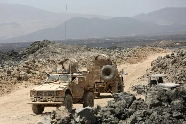 Emirati armoured vehicles are seen on the Yemeni front line province of Marib September 20, 2015. (Photo by Reuters/Stringer)