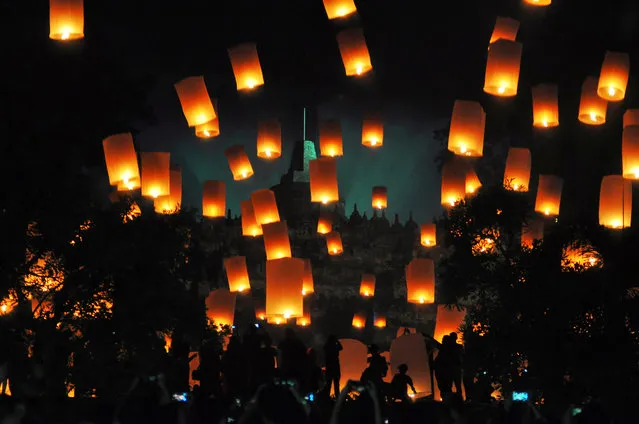 People fly lanterns at Borobudur temple in Magelang, Indonesia on December 31, 2017. (Photo by Anis Efizudin/Reuters/Antara Foto)
