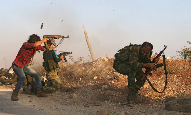 Fighters from the Free Syrian Army take part in a battle against the Islamic State (IS) group jihadists in the northern Syrian village of Yahmoul in the Marj Dabiq area north of the embattled city of Aleppo on October 10, 2016. Syria' s main opposition group called for foreign allies to supply rebel forces with ground- to- air weapons to counter deadly air raids in Aleppo. (Photo by Nazeer al- Khatib/AFP Photo)