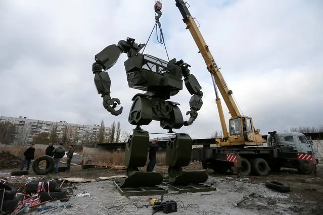 A robot made by local enthusiasts and employees of an automobile repair workshop is seen during installation works on the outskirts of the rebel-controlled city of Donetsk, Ukraine, November 26, 2020. According to creators, who plan to open a robotics engineering park, two 13-metre and 6-metre-high sculptures featuring transformer robots were made of waste metal including car components and weigh about 4 and 2 tonnes respectively. (Photo by Alexander Ermochenko/Reuters)