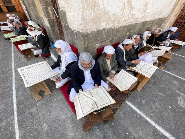 People read the Koran at the Grand Mosque ahead of the fasting month of Ramadan in Sanaa, Yemen on March 22, 2023. (Photo by Khaled Abdullah/Reuters)