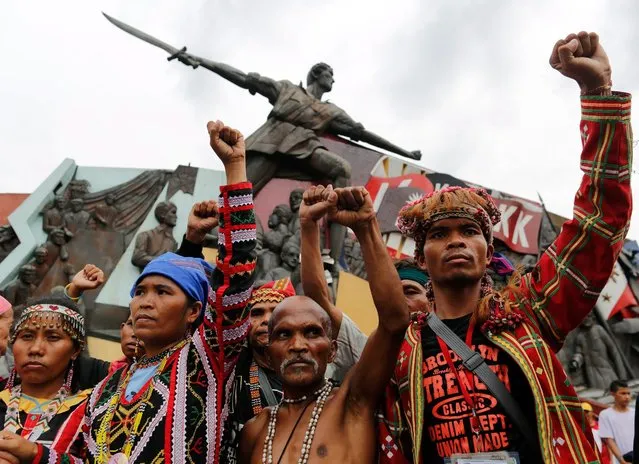 Indigenous people raise their fists prior to a protest marching to the US Embassy in Manila, Philippines, 27 October 2016. Hundreds of protesters including Indigenous People, students and militant groups marched towards the US Embassy to protest against the presence of US military troops and condemning the violent dispersal on 19 October which left at least forty people hurt including twenty police officers and three people who were run over by a police van. (Photo by Francis Malasig/EPA)