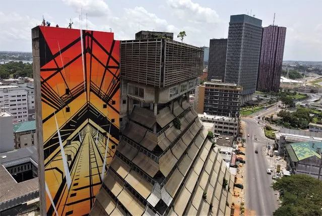 A general view of a mural by French painter Antonin Katre, on a facade of the “Pyramid”, the emblematic tower of the Ivorian capital built in the 1970s and has fallen into disuse for twenty years, in Abidjan, Ivory Coast on April 18, 2023. (Photo by Luc Gnago/Reuters)