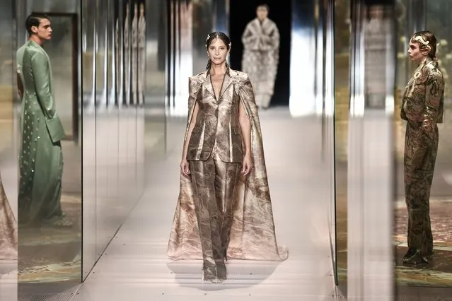 US model Christy Turlington presents a creation of British designer Kim Jones for the Fendi's Spring-Summer 2021 collection during the Paris Haute Couture Fashion Week, in Paris, on January 27, 2021. British designer Kim Jones presents his first ever Couture Collection for Fendi since he joinded Italian fashion house Fendi as its lead designer for womenswear in September 2020. (Photo by Stephane De Sakutin/AFP Photo)