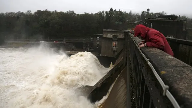 Water cascades over the Pitlochry Dam during a controlled release from Loch Faskally into the river Tummel, in Pitlochry, Scotland December 5, 2015. (Photo by Russell Cheyne/Reuters)