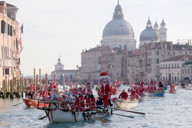 People dressed as Santa Claus row during a Christmas regatta along the Grand Canal in Venice, Italy, on December 22, 2024. (Photo by Manuel Silvestri/Reuters)