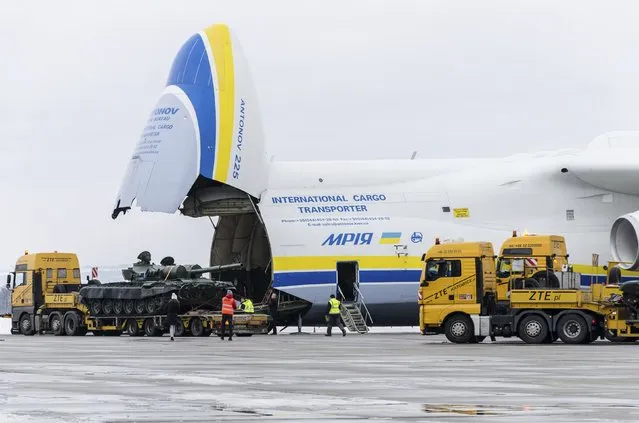 A tank is loaded onto an Antonov An-225 Mriya transport aircraft at the Leos Janacek Airport in Mosnov, near Ostrava January 26, 2015. (Photo by Reuters/Stringer)