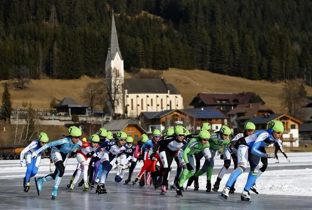 Athletes compete during a mass start event in the Carinthian village of Techendorf January 29, 2015. (Photo by Leonhard Foeger/Reuters)