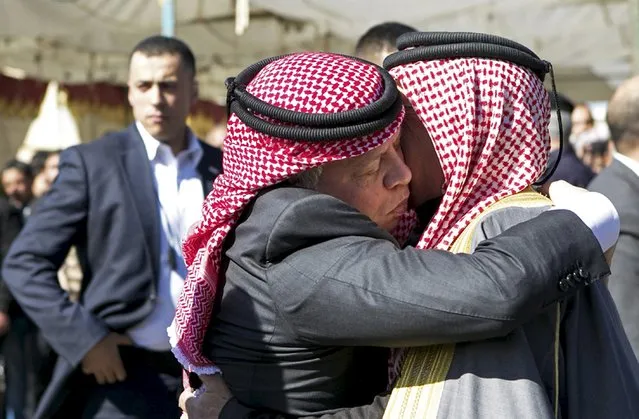 Jordan's King Abdullah (L) offers his condolences to Safi al-Kasaesbeh, the father of Jordanian pilot Muath al-Kasaesbeh, at the headquarters of the family's clan in the city of Karak, Jordan February 5, 2015. (Photo by Reuters/Petra News Agency)