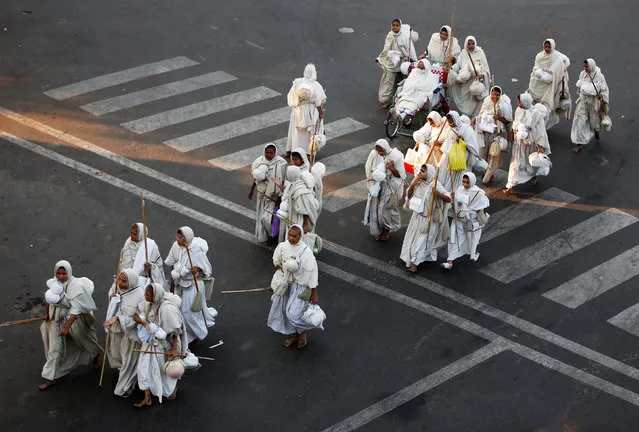 Nuns from the Jain community, followers of a religion founded by Mahavir, cross a road in Ahmedabad, India, November 23, 2016. (Photo by Amit Dave/Reuters)