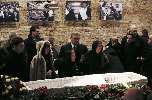 Mourners, including Dina Eidman (3rd L, front), mother of Russian leading opposition figure Boris Nemtsov, and Mikhail Kasyanov (C, back), an opposition leader and former Russian prime minister, attend a memorial service before the funeral of Nemtsov in Moscow, March 3, 2015. Several hundred Russians, many carrying red carnations, queued on Tuesday to pay their respects to Boris Nemtsov, the Kremlin critic whose murder last week showed the hazards of speaking out against Russian President Vladimir Putin. REUTERS/Maxim Zmeyev 