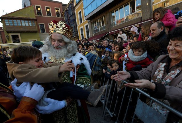 A man dressed as one of the Three Kings greets children during the Epiphany parade in Gijon, Spain January 5, 2017. (Photo by Eloy Alonso/Reuters)