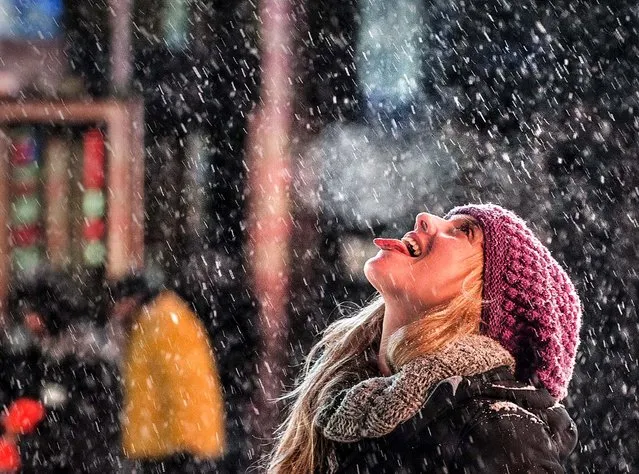 A tourist catches snowflakes on her tongue during snow fall in Times Square, Midtown, New York, on January 3, 2013. A major snowstorm producing blizzard-like conditions hammered the northeastern United States on Friday, causing more than 1,000 U.S. flight delays and cancellations, paralyzing road travel, and closing schools and government offices. (Photo by Darren Ornitz/Reuters)
