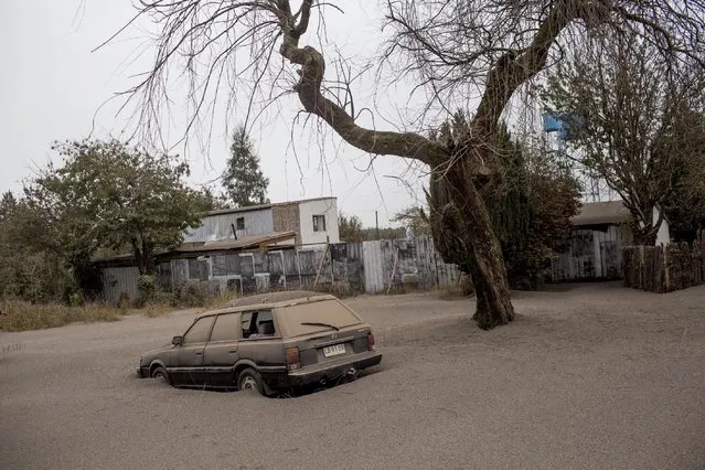 A car is covered in ash after the Calbuco volcano erupted in Ensenada, Chile, Thursday, April 23, 2015. (Photo by Pablo Sanhueza Gutierrez/AP Photo)