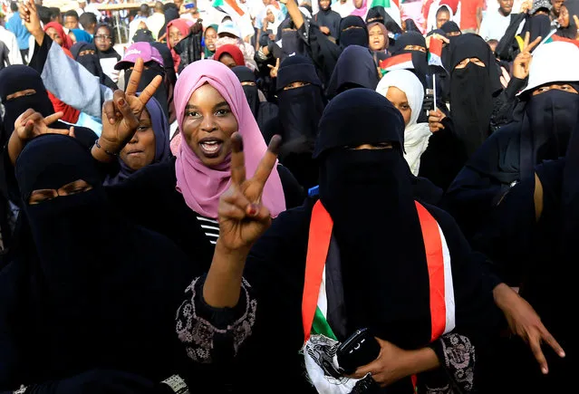 Sudanese demonstrators show their two finger salute as they arrive for the sit-in protest outside Defence Ministry in Khartoum, Sudan on April 20, 2019. (Photo by Mohamed Nureldin Abdallah/Reuters)