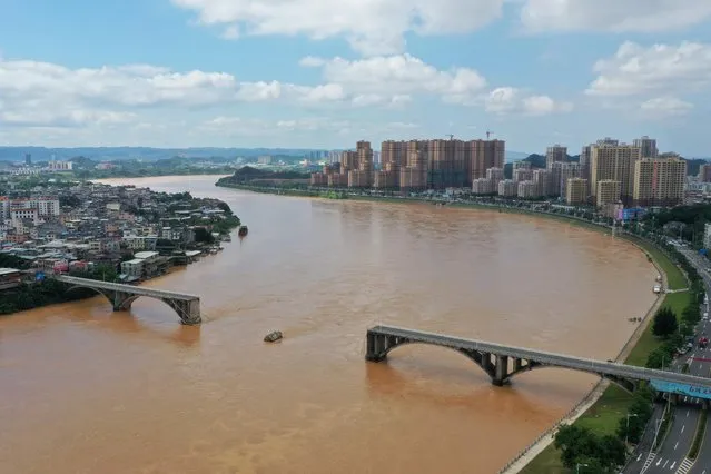 Aerial photo taken on June 14, 2019 shows the collapsed Dongjiang Bridge in Heyuan, south China's Guangdong Province. Two people are reported missing and one rescued after two vehicles plunged into a river when part of the Dongjiang Bridge collapsed early Friday in southern China's Guangdong Province. (Photo by Reuters/China Stringer Network)