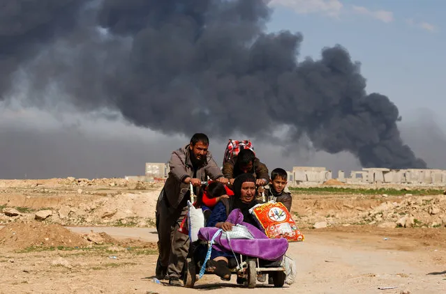 Displaced Iraqis flee their homes as Iraqi forces battle with Islamic State militants, in western Mosul, Iraq March 7, 2017. (Photo by Suhaib Salem/Reuters)