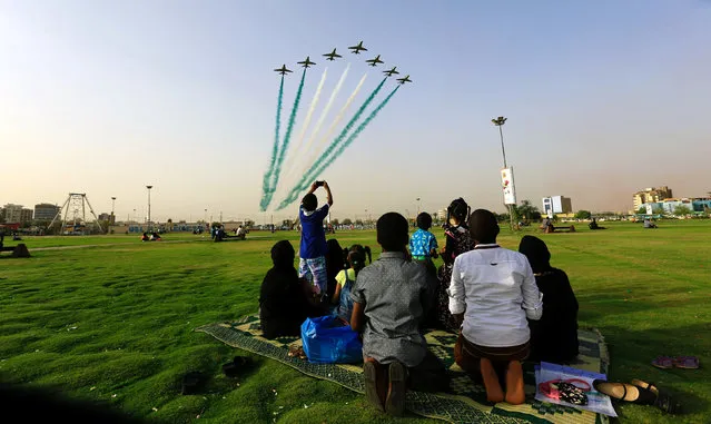 People look at Saudi Air Force perform from the Green Square near Khartoum Airport, Khartoum, Sudan, April 12, 2017. (Photo by Mohamed Nureldin Abdallah/Reuters)