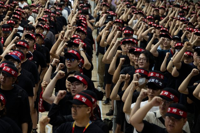 Members of the National Samsung Electronics Union (NSEU) shout slogans during a rally outside the Giheung campus of Samsung in Giheung, Gyeonggi-do province, South Korea, 22 July 2024. The Samsung Electronics National Union (NSEU) has been on an 'indefinite general strike' from 10 July, to protest demands for improved working conditions and wage increases. (Photo by Jeon Heon-Kyun/EPA/EFE)