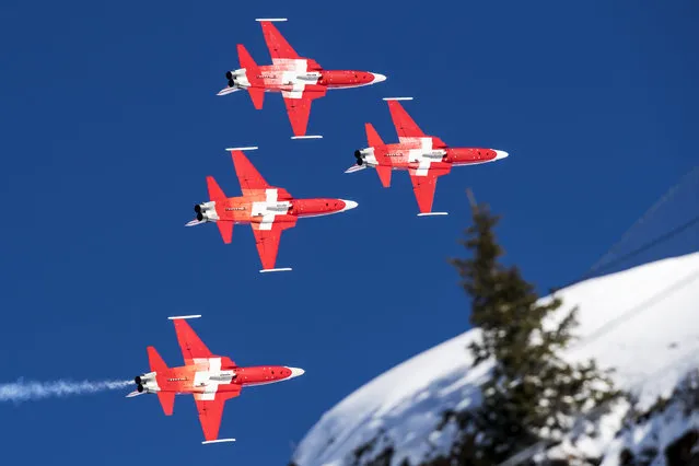 The Swiss Air Force Patrouille Suisse aerobatic team performs during the men's downhill race at the Alpine Skiing FIS Ski World Cup in Wengen, Switzerland, Saturday, January 19, 2019. (Photo by Anthony Anex/Keystone via AP Photo)