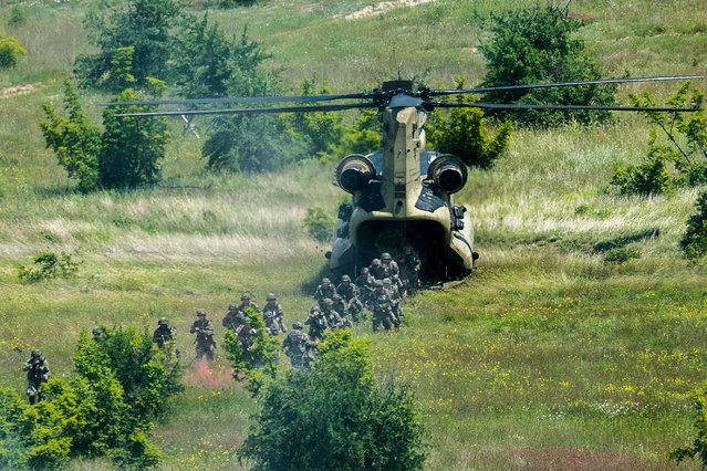 Macedonian soldiers disembark from a combat helicopter “CH-47” (Chinook) during the NATO “Fast response 23” military training at the Krivolak Army Training Area, near Negotino, on May 29, 2023. More than 1,800 members of the Macedonian army will participate in the exercises, which will last until June 5, as well as from the armies of the USA, Albania, Montenegro and Kosovo. The exercise will be conducted under the leadership of the US Army Commander for Europe and Africa. (Photo by Robert Atanasovski/AFP Photo)