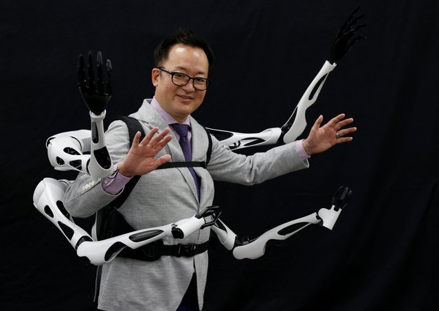 Masahiko Inami of the University of Tokyo poses with the wearable “Jizai Arms” robot arms at his lab during its demonstration in Tokyo, Japan on June 22, 2023. (Photo by Kim Kyung-Hoon/Reuters)