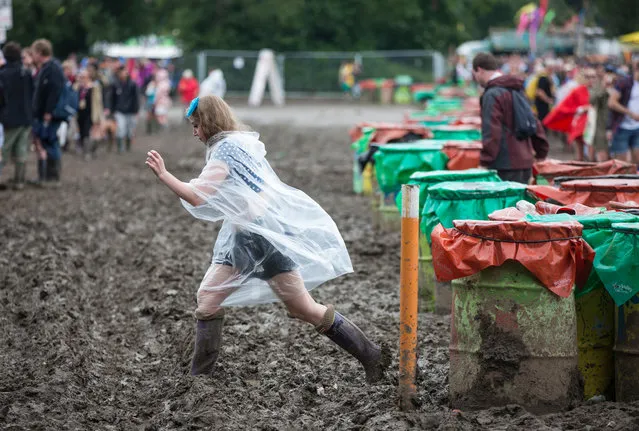Festival goers arrive for the Glastonbury festival at Worthy Farm, in Somerset, England, Thursday, June 25 2016. About 180,000 revellers were expected at Worthy Farm weekend. (Photo by David Levene/The Guardian)