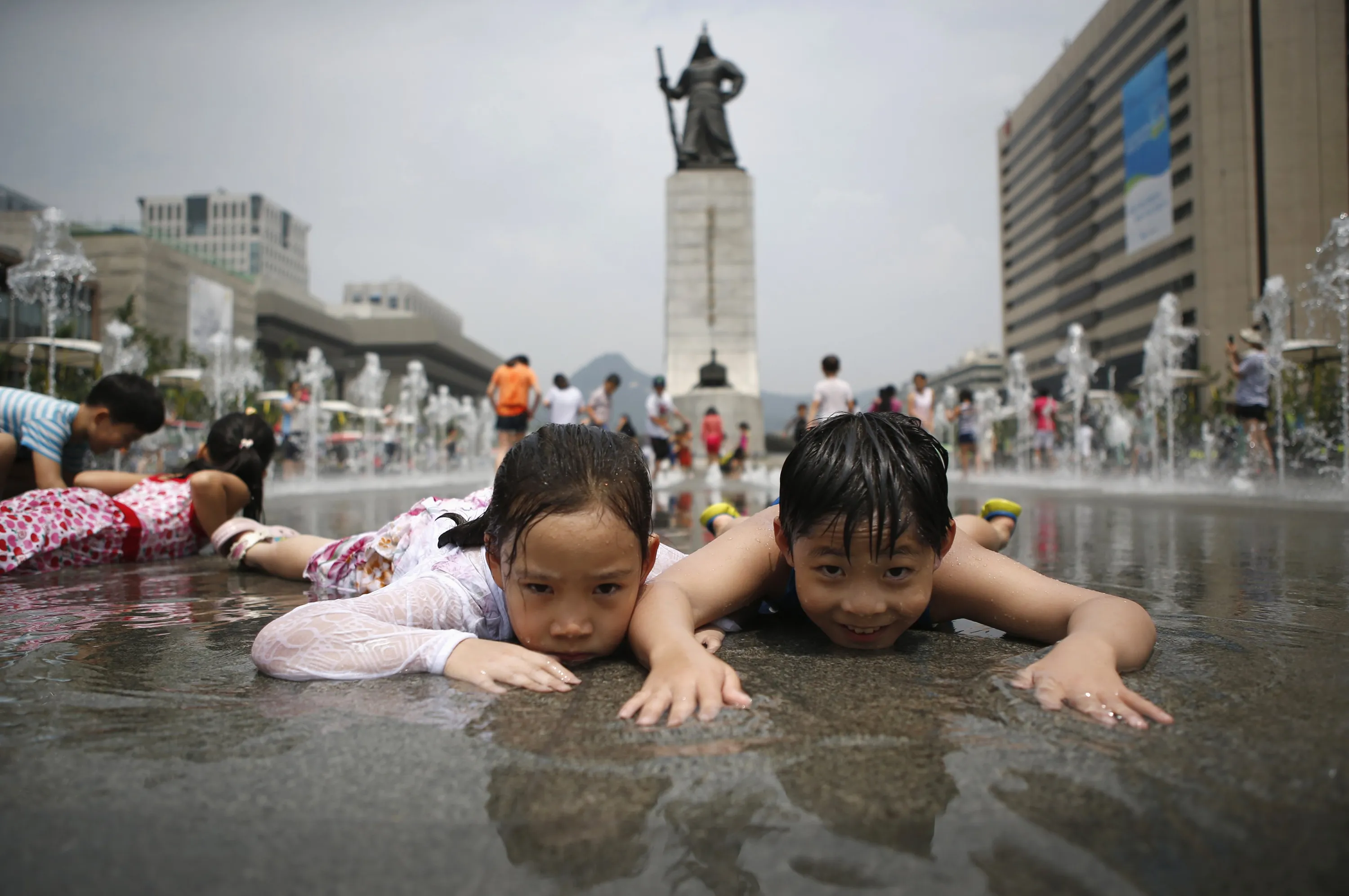 Seoul kids these. Жители Южной Кореи. Южная Корея жара. Южная Корея дети. Лето в Корее.