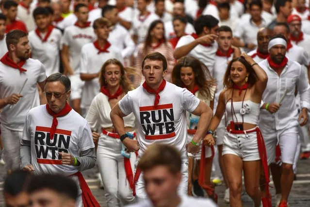 Runners gather before the last “encierro” or running of the bulls during the San Fermin festival in Pamplona, northern Spain, Thursday, July 14, 2022. (Photo by Alvaro Barrientos/AP Photo)