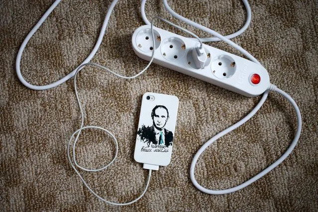 A mobile phone cover depicting Russian President Vladimir Putin and which reads “I read your mind” is seen in this photo illustration taken in a hotel room in Kazan, Russia, August 6, 2015. (Photo by Stefan Wermuth/Reuters)