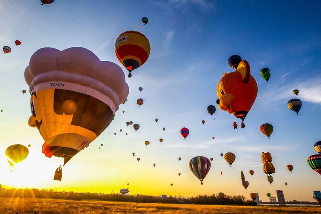 Hot air balloons fill the sky on the second day of the International Balloon Festival in Leon, Mexico on November 16, 2024. (Photo by Luis Ramirez/EPA/EFE/Rex Features/Shutterstock)