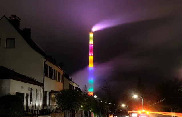 The chimney of the power plant Nord is illuminated in Chemnitz, eastern Germany on November 13, 2017. The 300-metre high structure is decorated with 168 LED lights inspired by the work of French artist Daniel Buren. (Photo by Sebastian Willnow/AFP Photo/DPA)