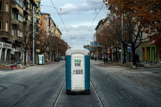 A picture taken on November 12, 2017 shows a portable toilet placed on a street lane during urban works, in downtown Sofia, Bulgaria. (Photo by Dimitar Dilkoff/AFP Photo)