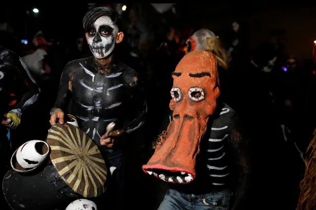 Revellers wait to participate in a parade known as “La Calabiuza” on the eve of the Day of the Dead in Tonacatepeque, El Salvador on November 1, 2022. (Photo by Jose Cabezas/Reuters)