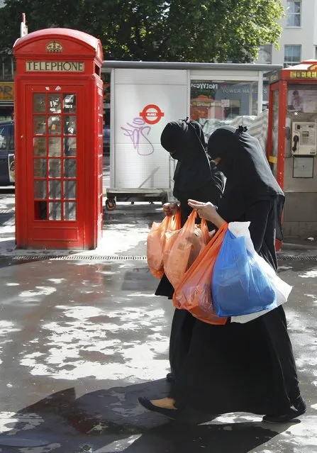Women wears full-face veils as they shop in London September 16, 2013. (Photo by Luke MacGregor/Reuters)